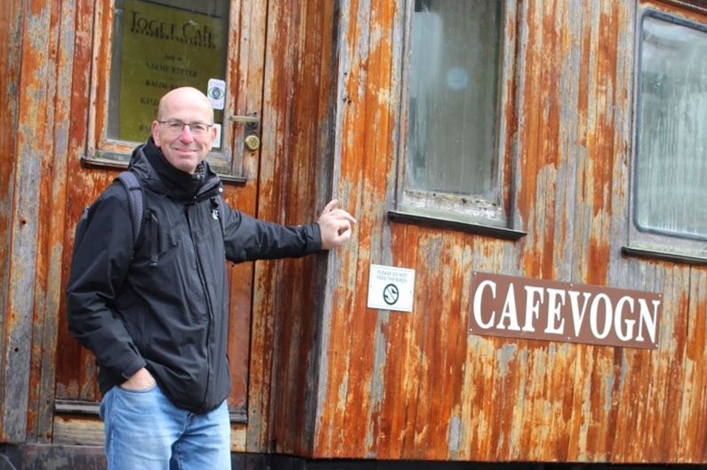 Vor dem 'Cafevogn' im norwegischen Flam Vor dem 'Cafevogn' im norwegischen Flam