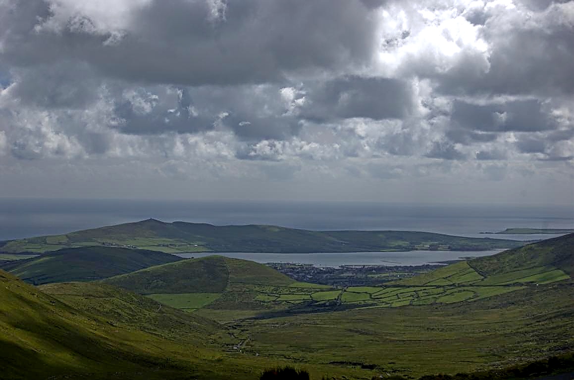 Blick von Connor Pass auf die Stadt Dingle