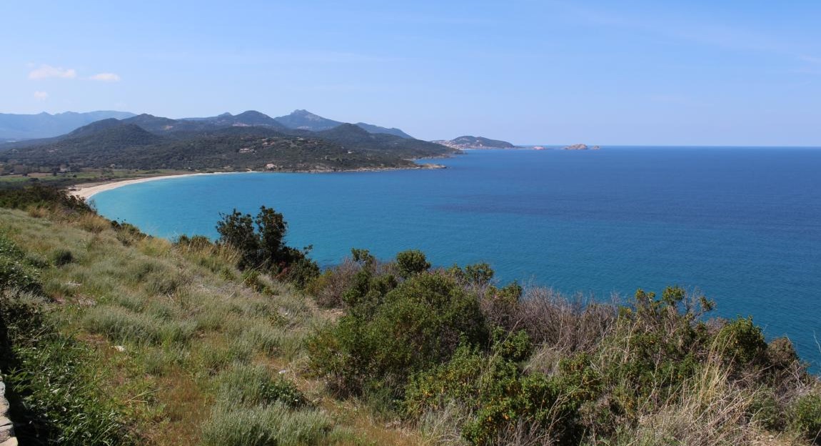 Blick bei L' Île-Rousse auf das Tyrrhenische Meer