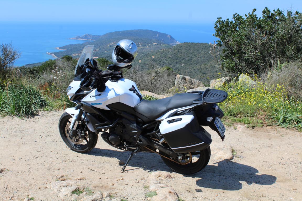 Versys mit Ausblick auf das Meer