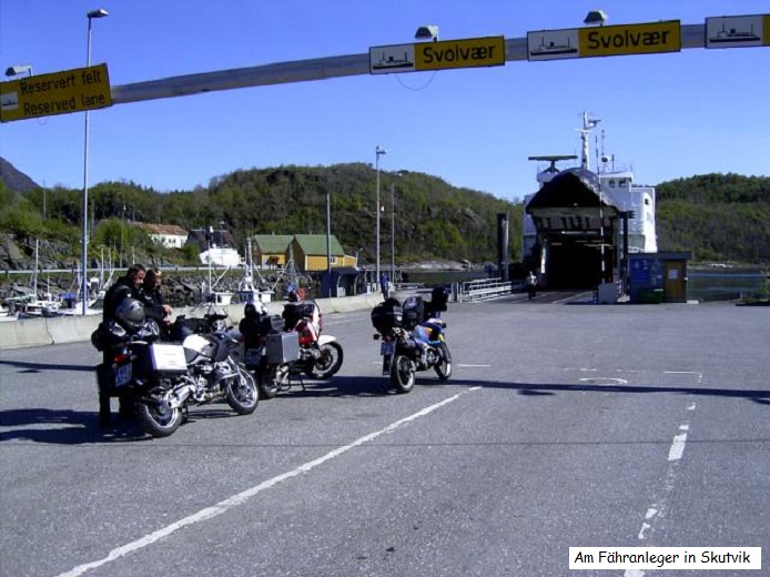 Am Schiffsanleger in Skutvik