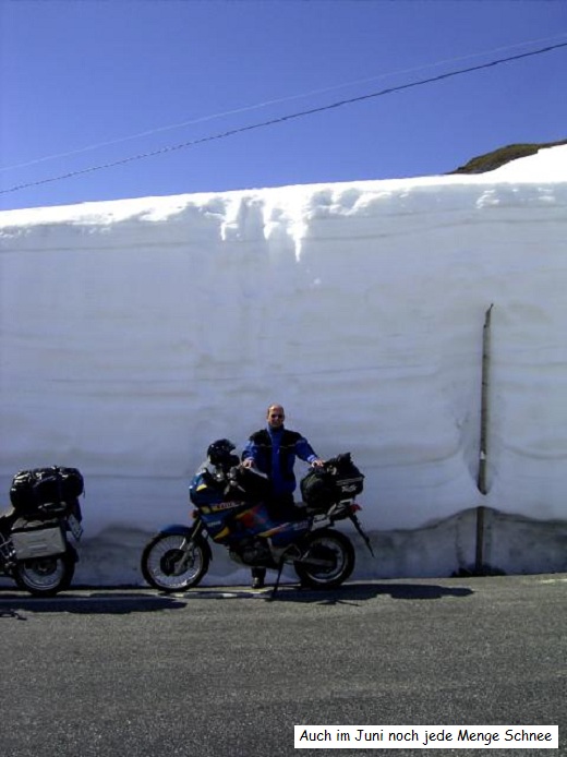 Schnee neben der Straße