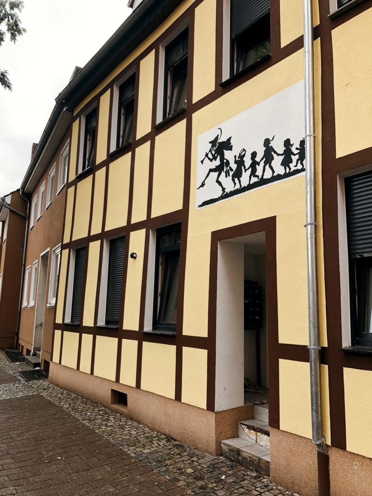 Haus mit Rattenfängermotiv