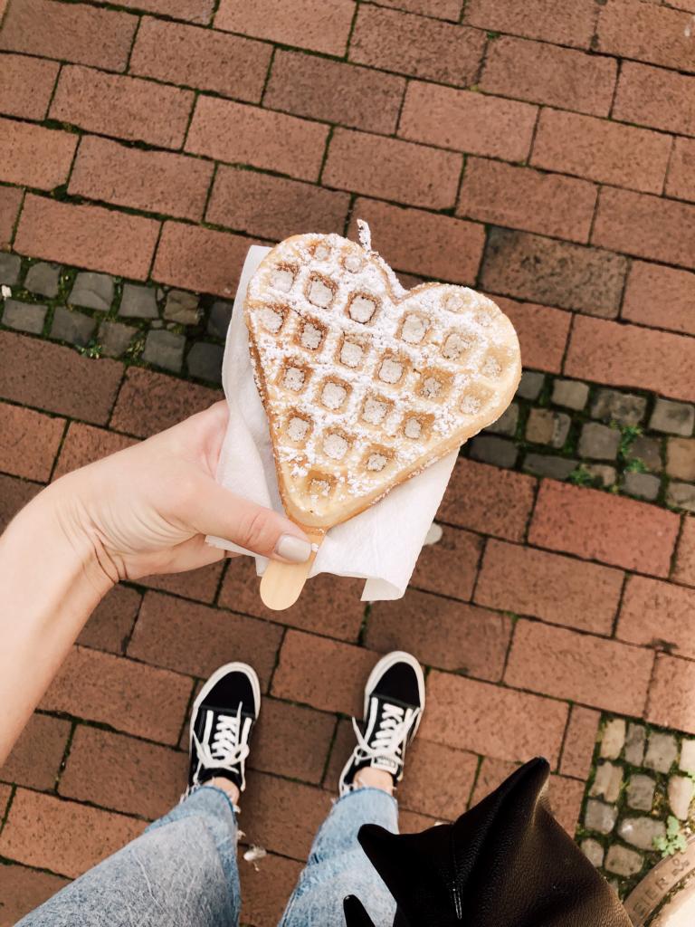 Schmackofatz: Herzwaffeln am Stiel