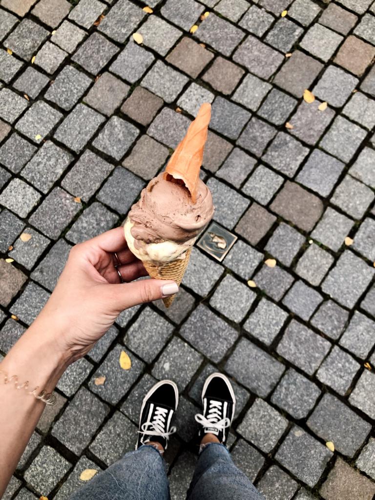 Mit der Eiswaffel in der Hand durch Hameln schlendern Mit der Eiswaffel in der Hand durch Hameln schlendern