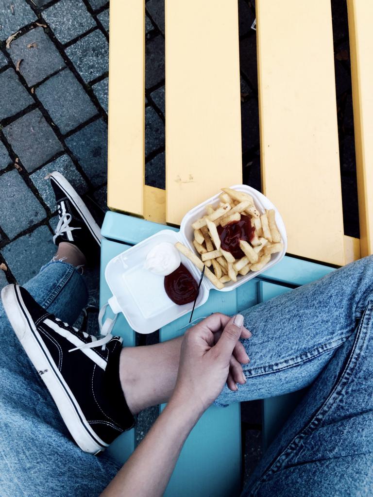 Pommes auf der Parkbank essen