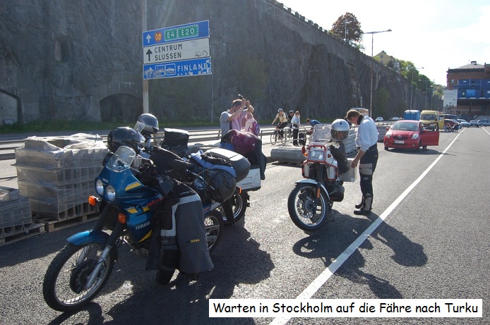 Warten auf die Fähre in Stockholm Warten auf die Fähre in Stockholm