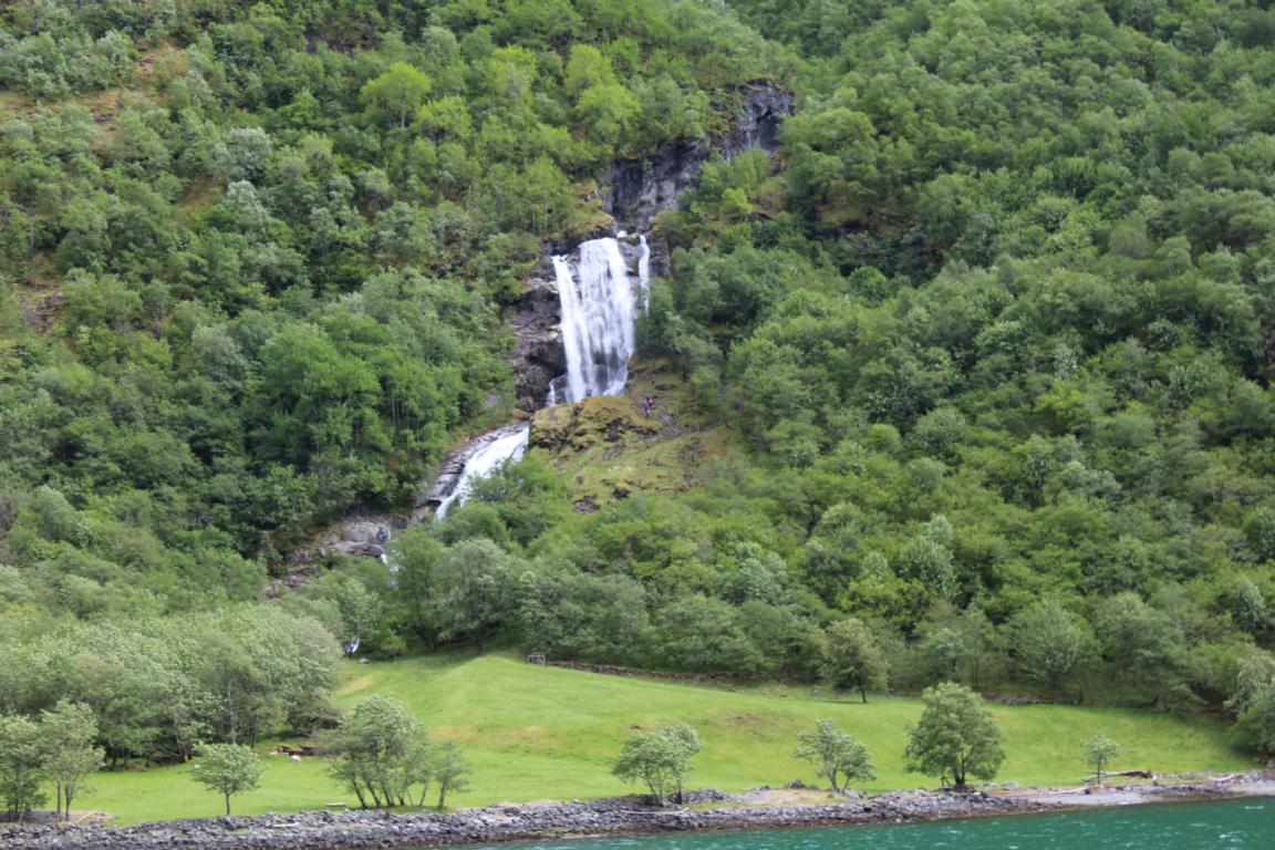 Fahrt durch den Nærøyfjord