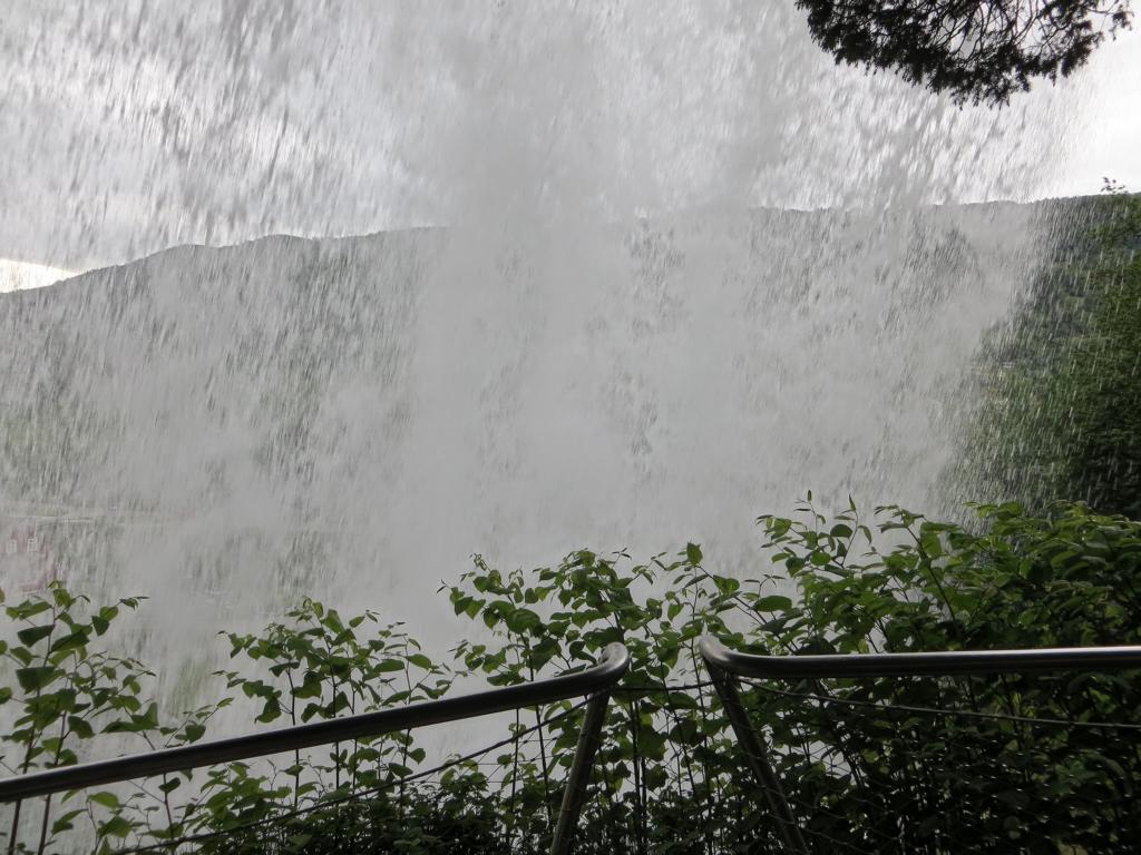 Hinter dem Wasserfall Steindalsfossen