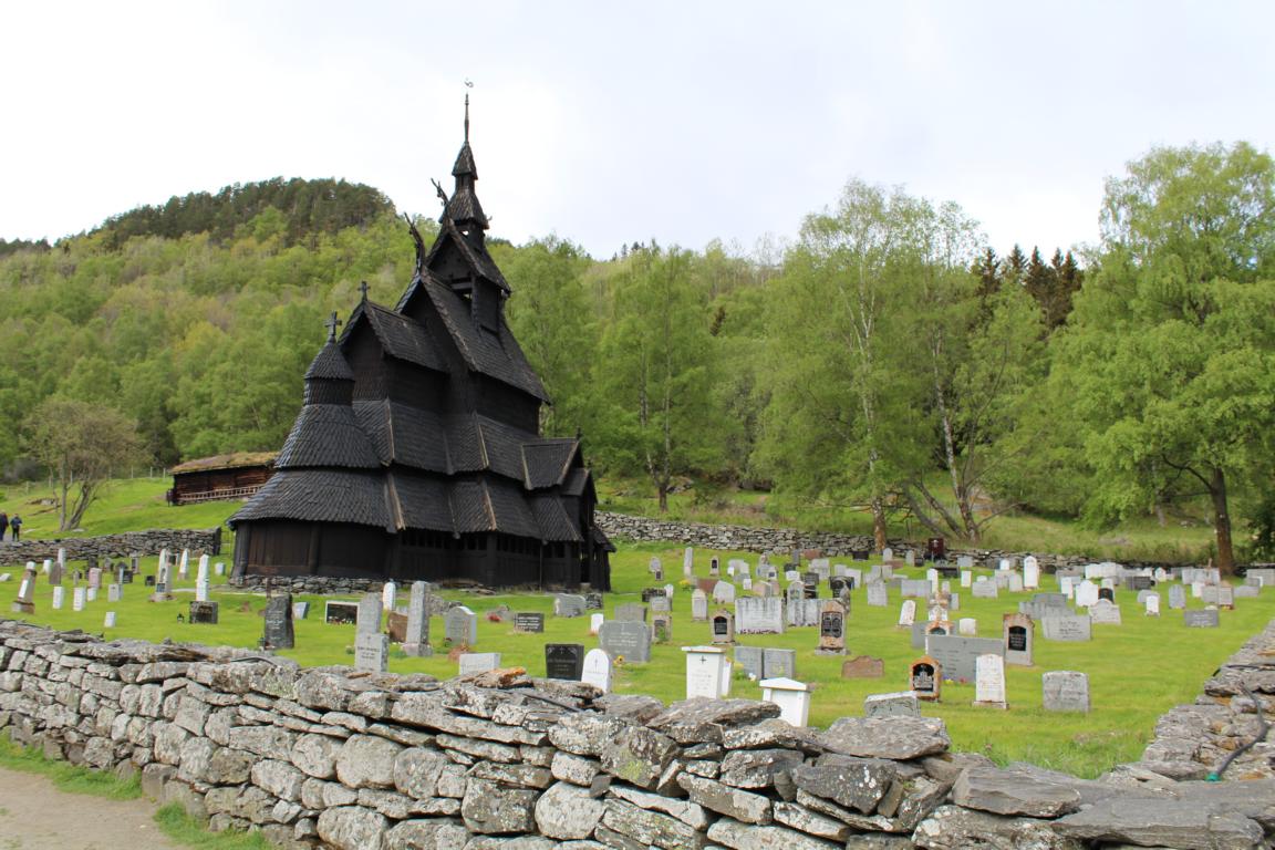 Stabkirche Borgund mit Friedhof