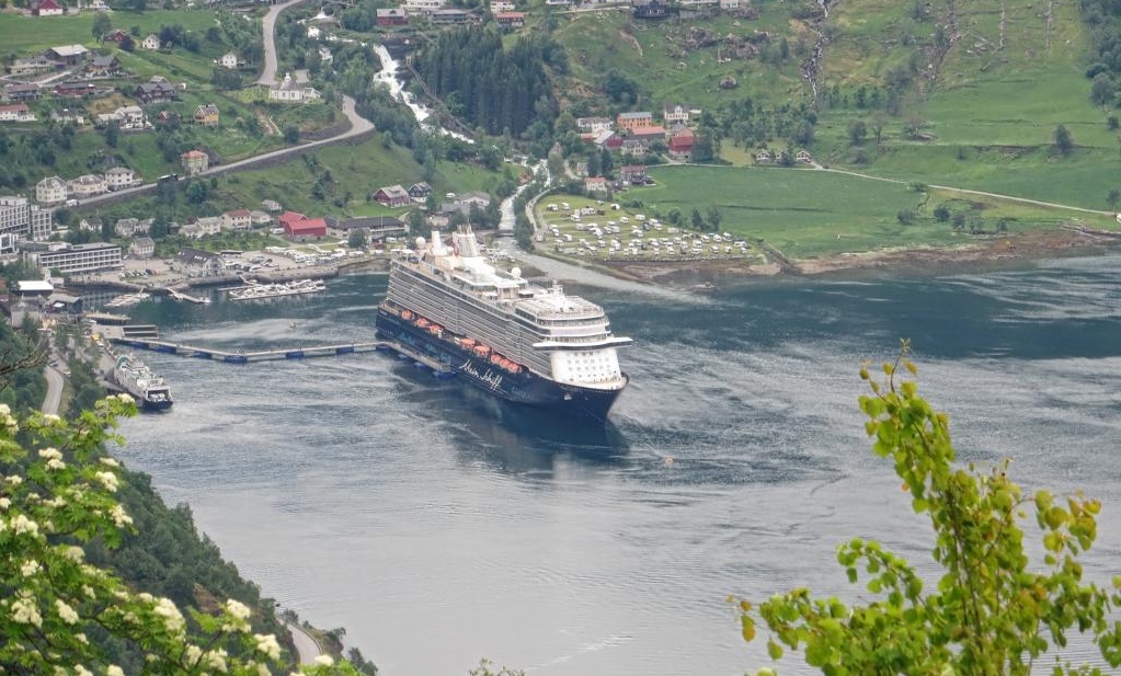 Blick von der Eagle road auf Geiranger