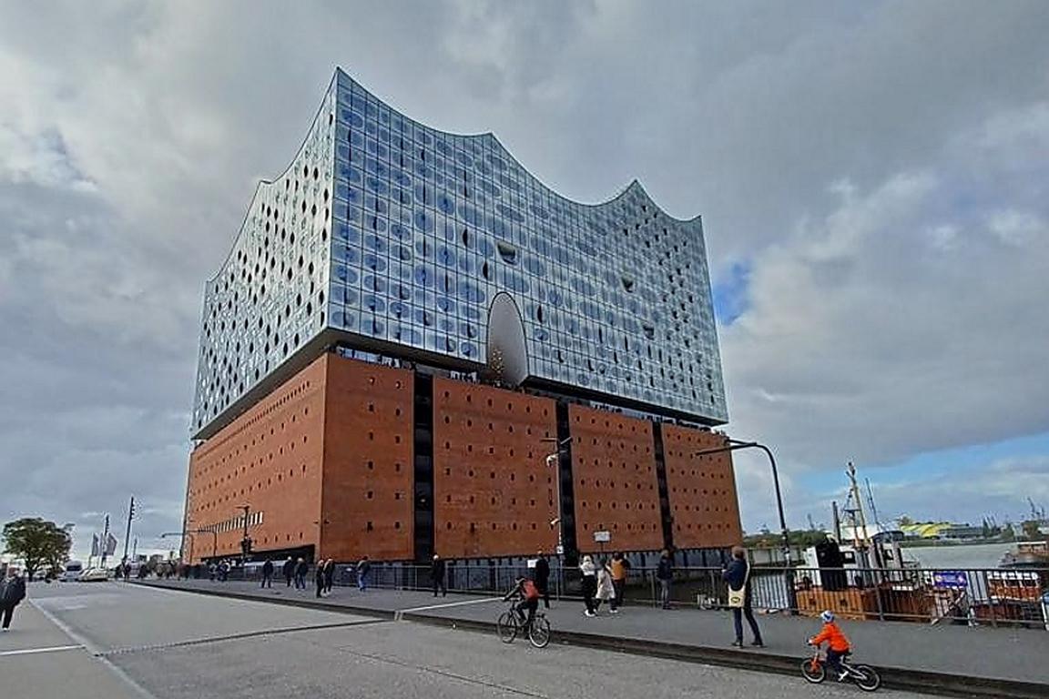 Blick auf die ElbphilharmonieSpaziergang entlang der Norderelbe