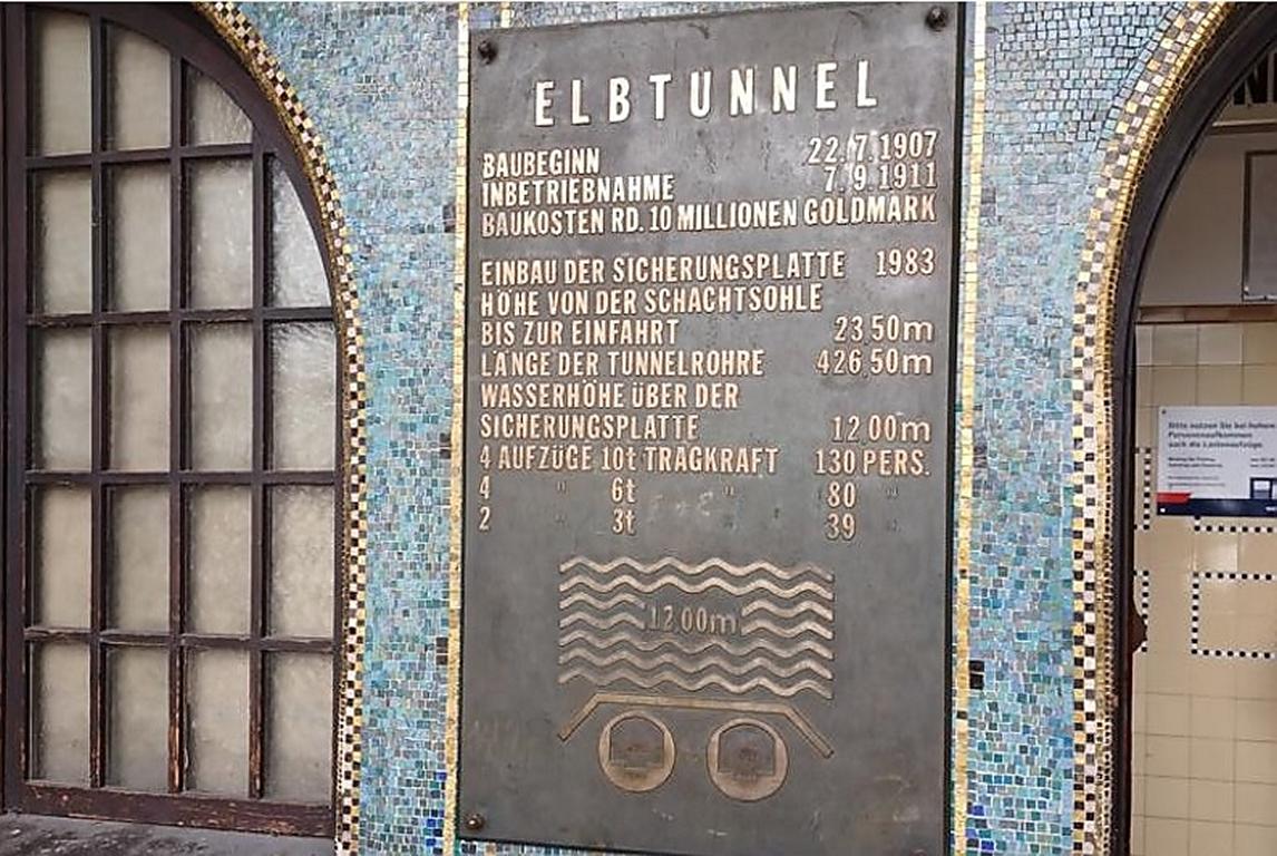 Schild am Eingang zum alten Elbtunnel