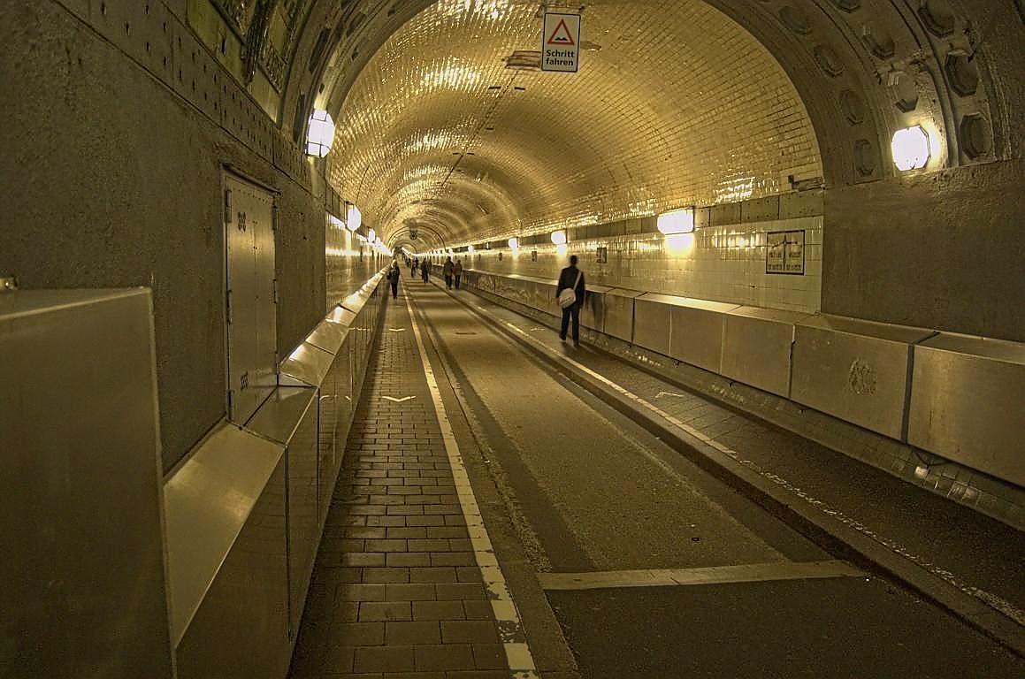 Rad- und Fussweg unter der Elbe