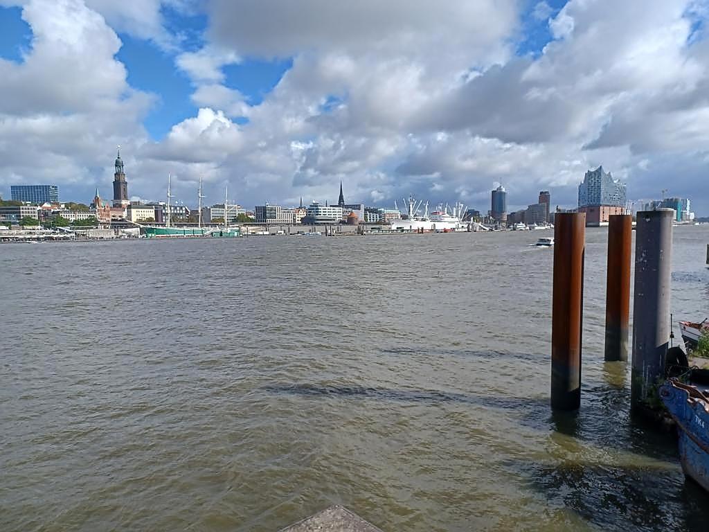 Steinwerder: Blick auf Landungsbrücke und Hafencity