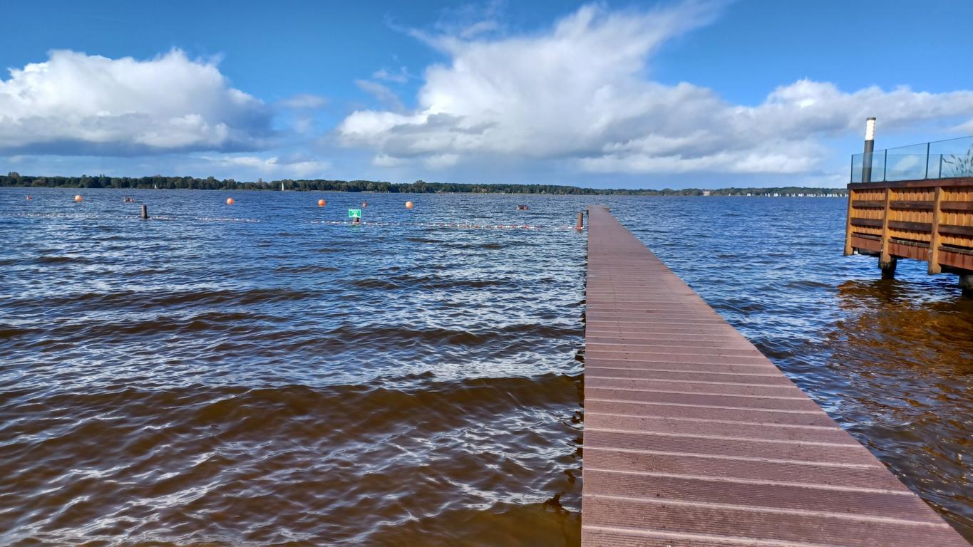 Schmaler Steg hinaus auf das Wasser Schmaler Steg hinaus auf das Wasser
