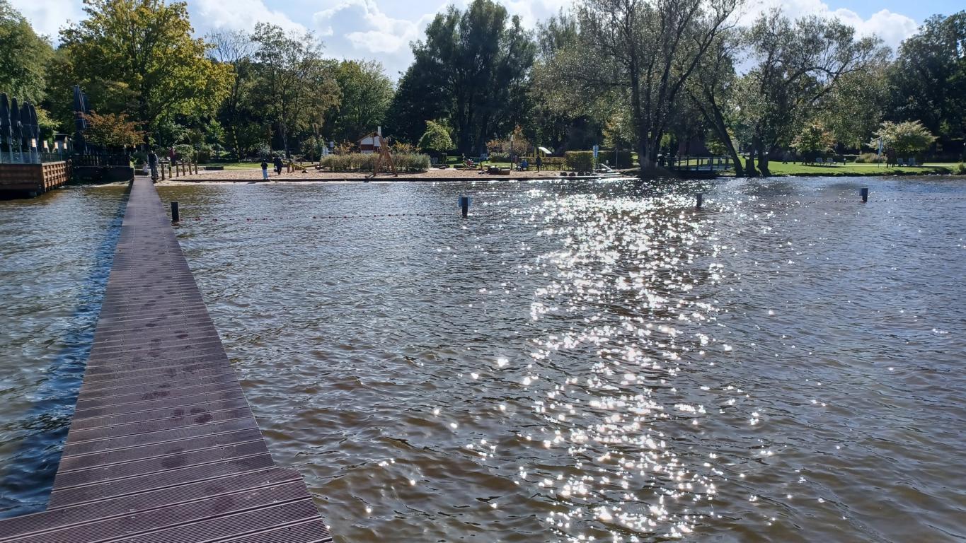Schmaler Steg hinaus auf das Wasser Schmaler Steg hinaus auf das Wasser