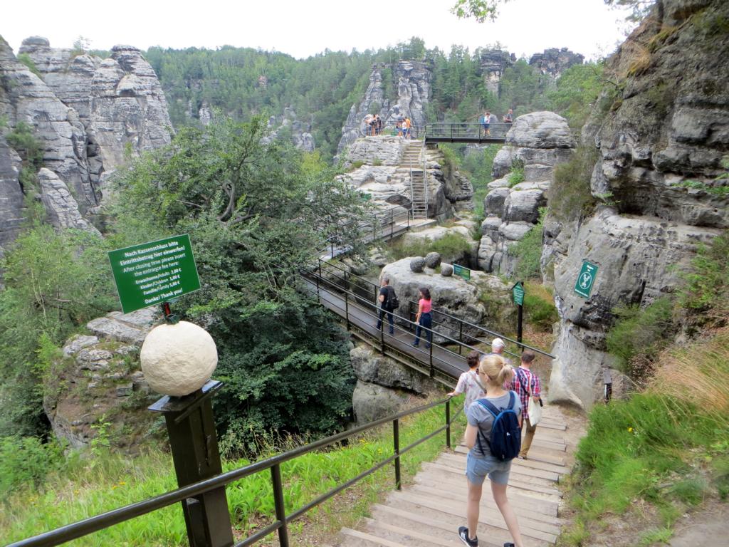 Stufen, schmale Wege und Leitern in der Felsenburg Neurathen Stufen, schmale Wege und Leitern in der Felsenburg Neurathen