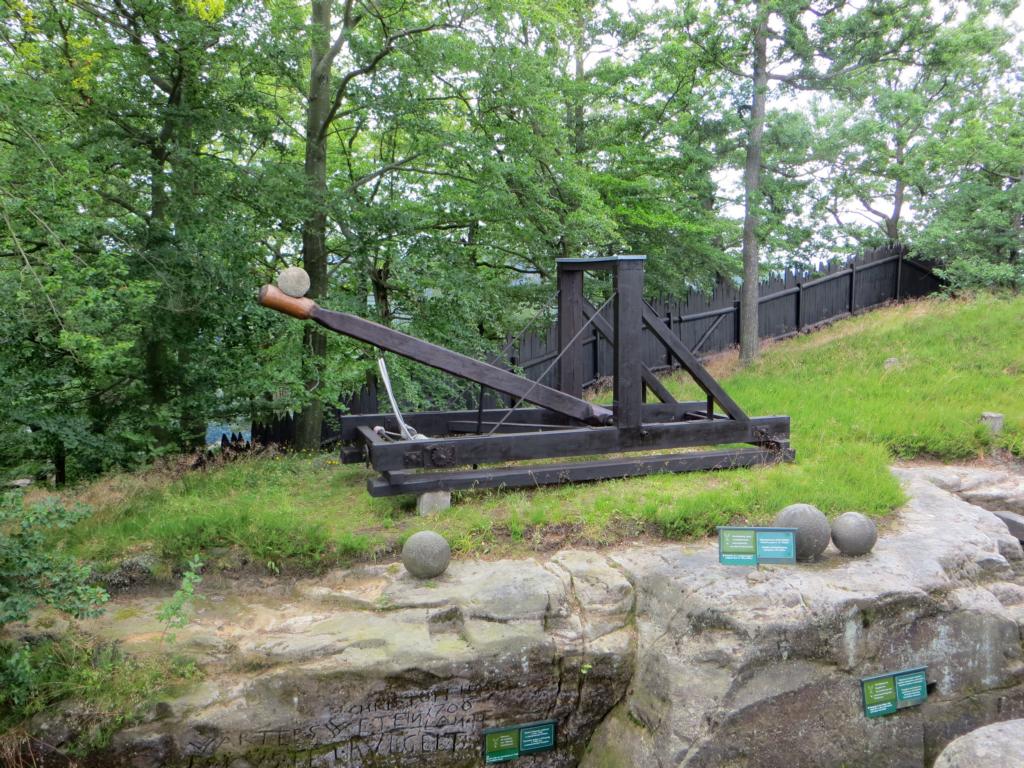 Steinschleuder im Freilichtmuseum der Felsenburg Neurathen Steinschleuder im Freilichtmuseum der Felsenburg Neurathen