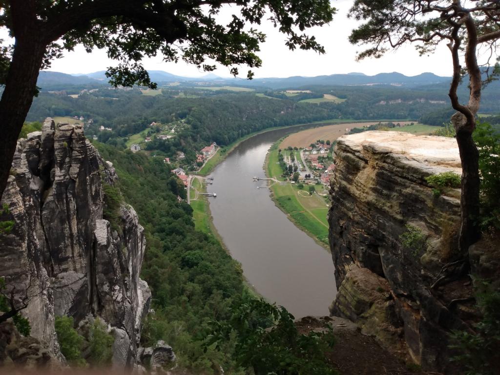 Blick auf Rathen mit den Anlegern für die Gierseilfähre