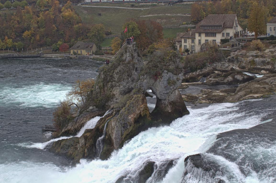 Rheinfall Insel im Wasser