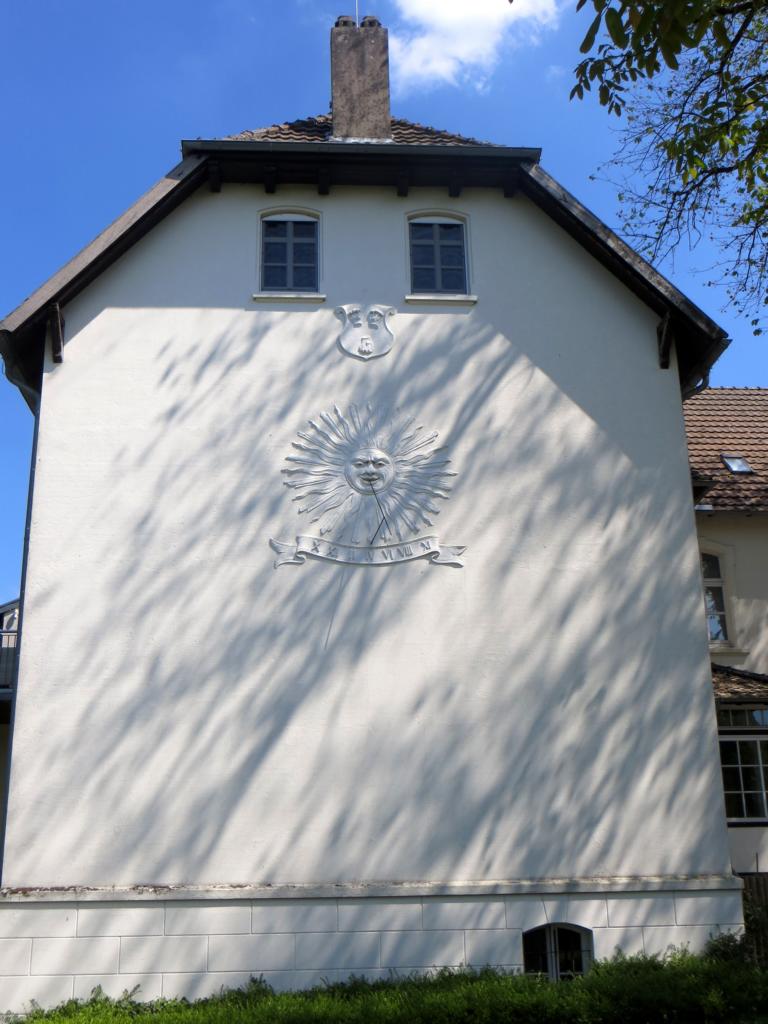 Sonnenuhr, die teilweise im Schatten liegt Sonnenuhr, die teilweise im Schatten liegt