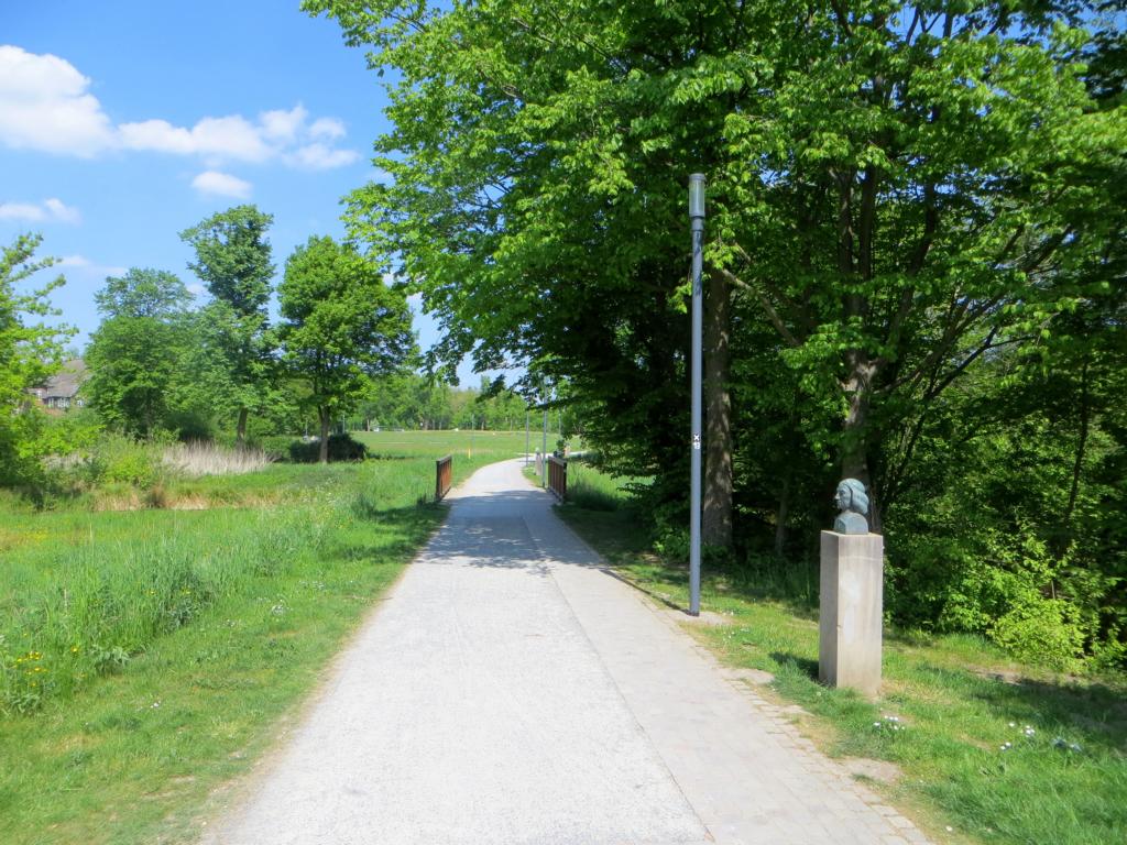 Ein kleiner Park verbindet die beiden Burgen