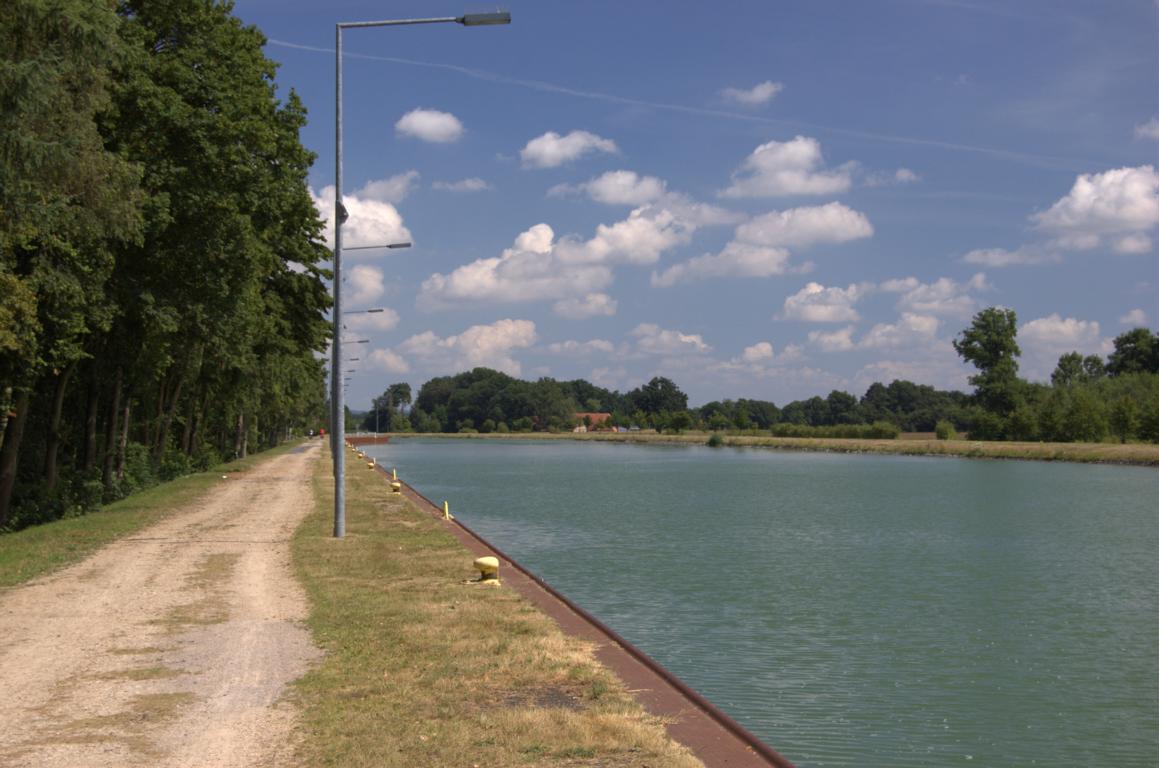 Radweg entlang des Kanals Radweg entlang des Kanals