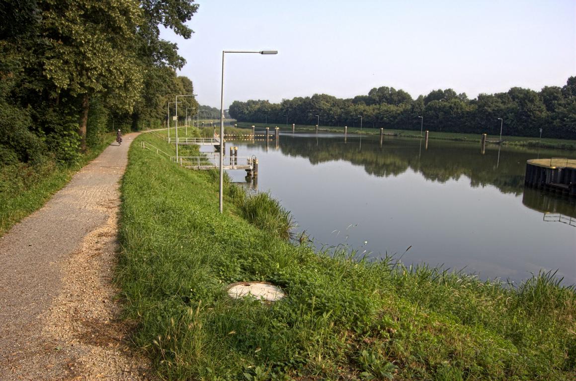 Radfahren direkt am Kanal entlang Radfahren direkt am Kanal entlan