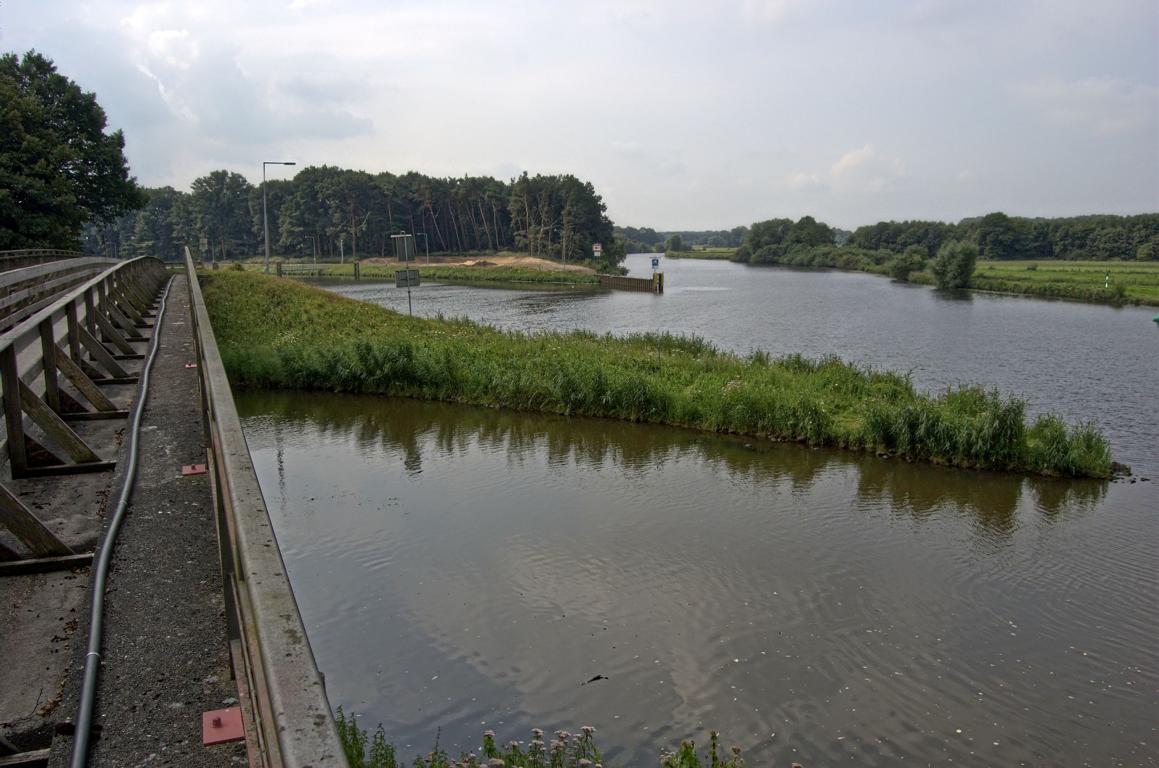 Hinter der Schleuse Gleesen fließt die Ems in den Dortmund-Ems-Kanal Hinter der Schleuse Gleesen fließt die Ems in den Dortmund-Ems-Kanal
