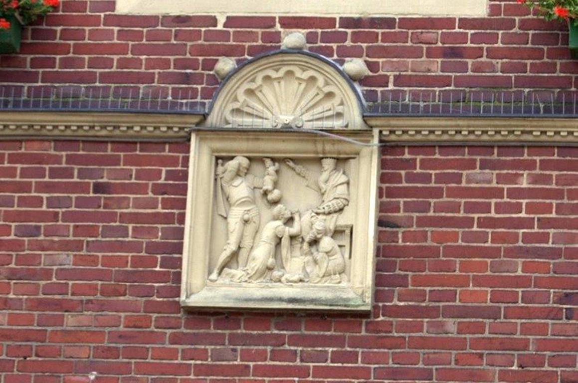 Salomon-Relief am Rathaus Salomon-Relief am Rathaus