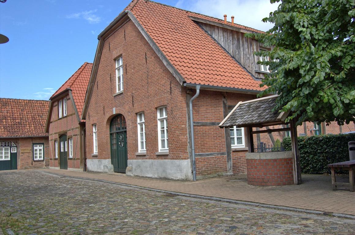 Straße „Im Sack“ mit Brunnen Straße „Im Sack“ mit Brunnen