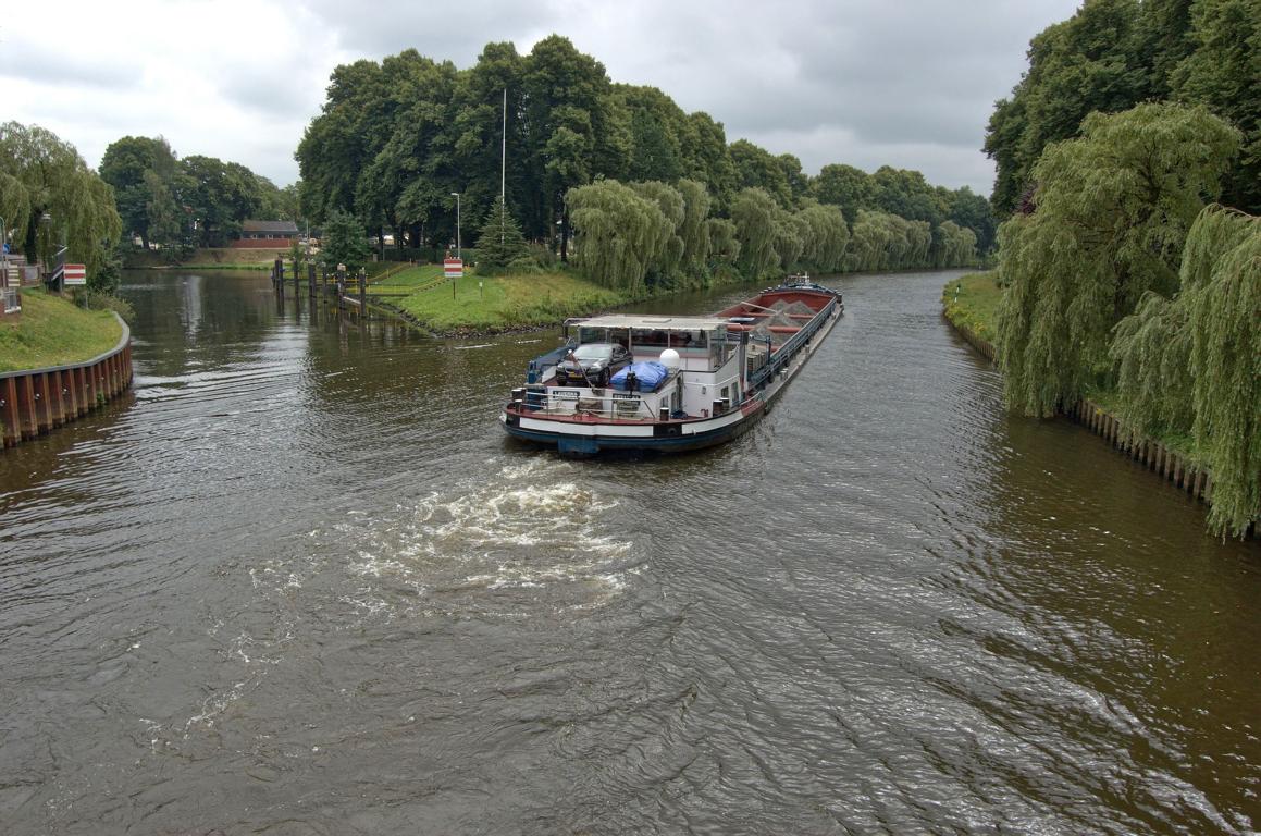 Zusammenfluss von Hase und Dortmund-Ems-Kanal. Zusammenfluss von Hase und Dortmund-Ems-Kanal.