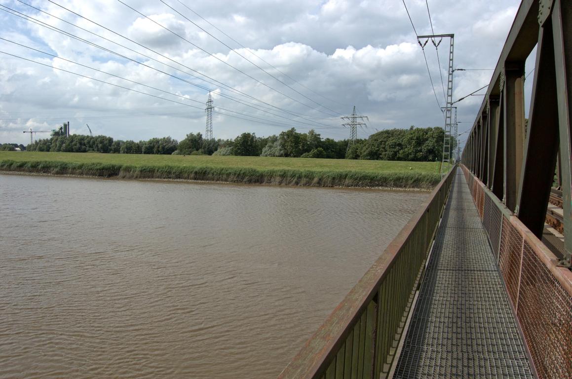 Auf der Eisenbahnbrücke über die Ems in Richtung Leer Auf der Eisenbahnbrücke über die Ems in Richtung Leer