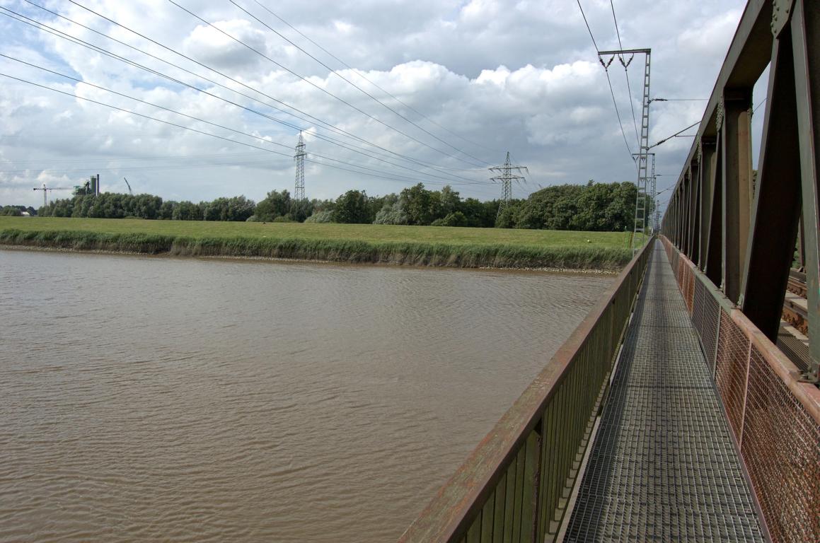 Auf der Eisenbahnbrücke über die Ems in Richtung Leer