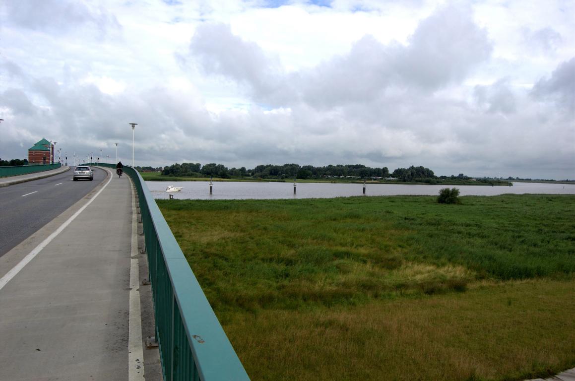 über die Emsbrücke aus Leer hinaus zurück auf den Radweg über die Emsbrücke aus Leer hinaus zurück auf den Radweg