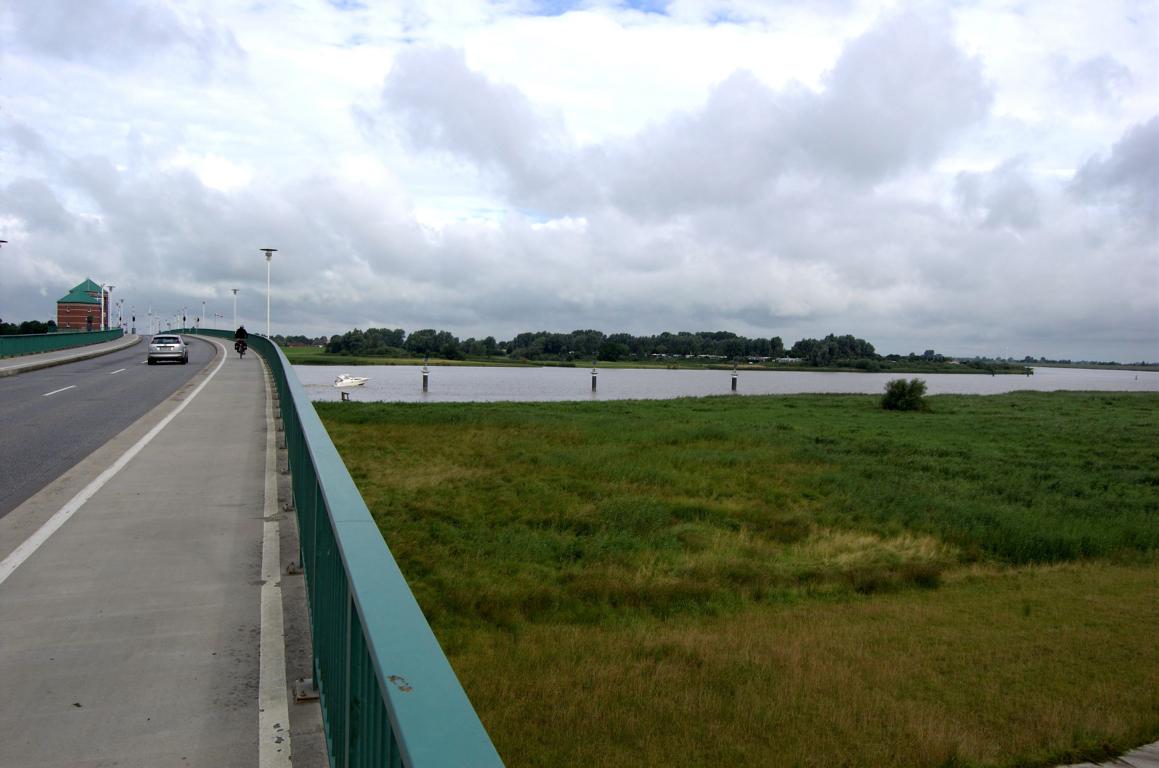 über die Emsbrücke aus Leer hinaus zurück auf den Radweg