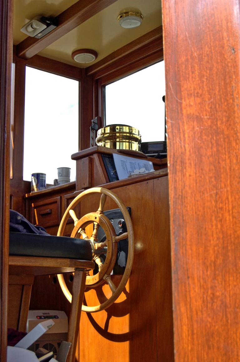 Blick in das Steuerhaus der kleinen Fähre Blick in das Steuerhaus der kleinen Fähre