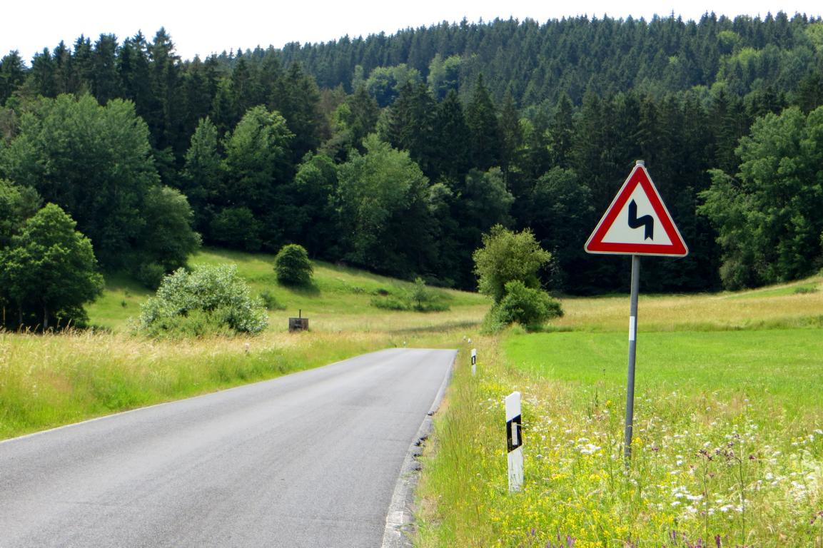 Straßenschild kurvige Strecke Straßenschild kurvige Strecke