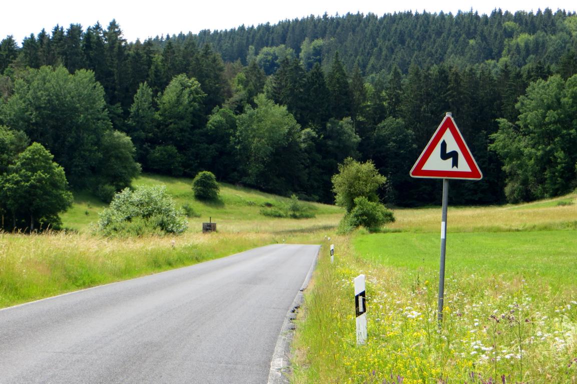 Straßenschild kurvige Strecke