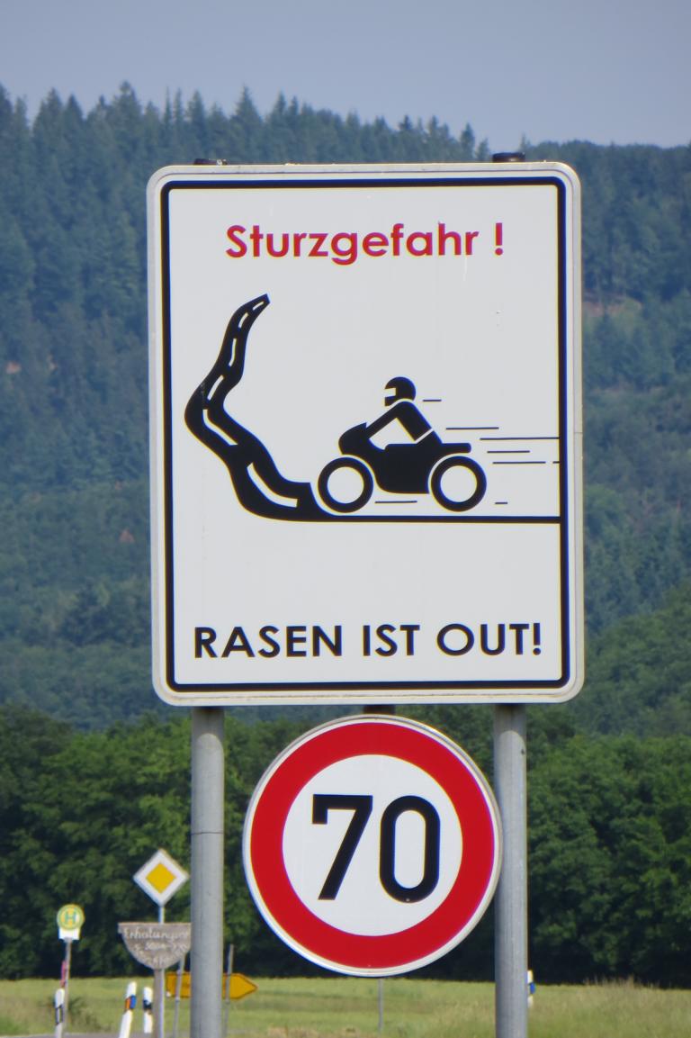 Straßenschild wegen Sturzgefahr