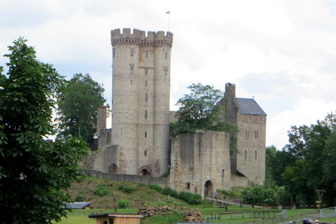 Burg Kasselburg Burg Kasselburg