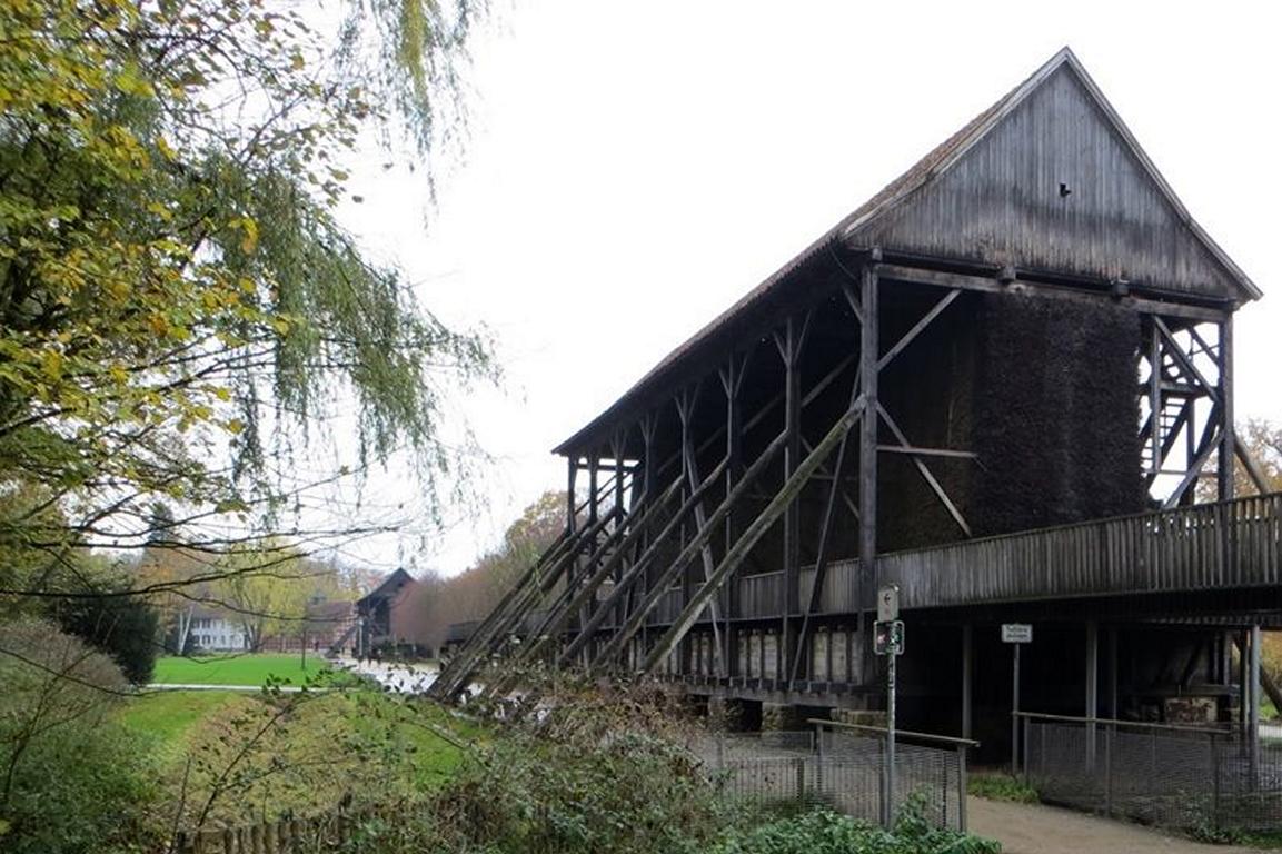 Im Salinenpark Rheine, Blick auf das Gradierwerk