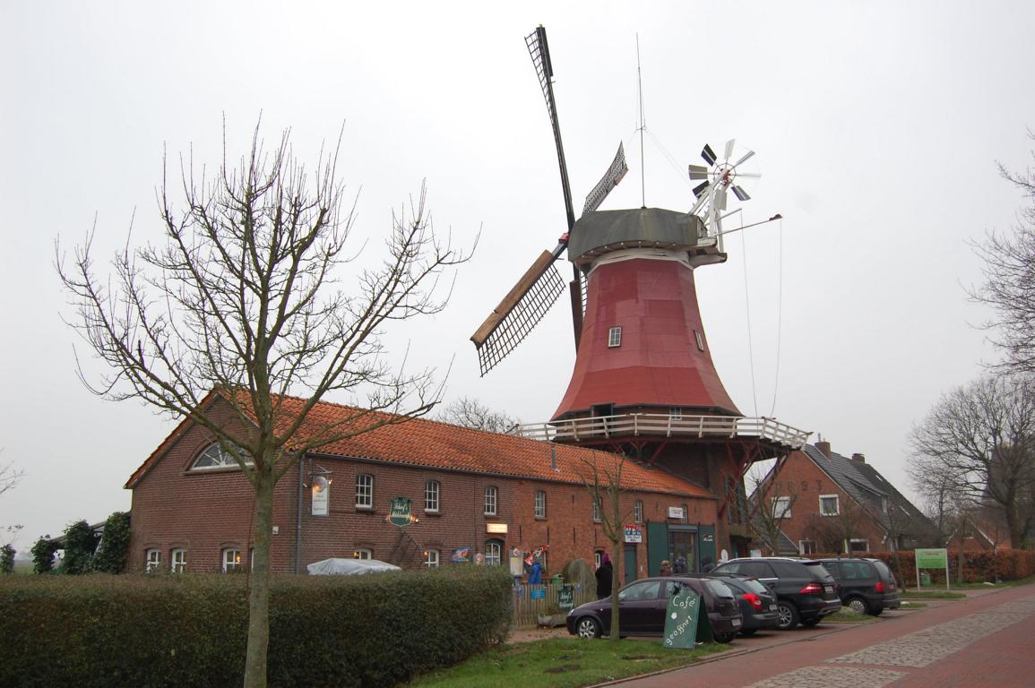  Die rote Windmühle in Greetsiel 