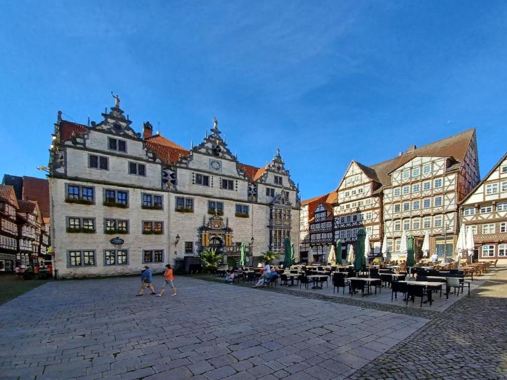 Der Marktplatz mit dem Rathaus