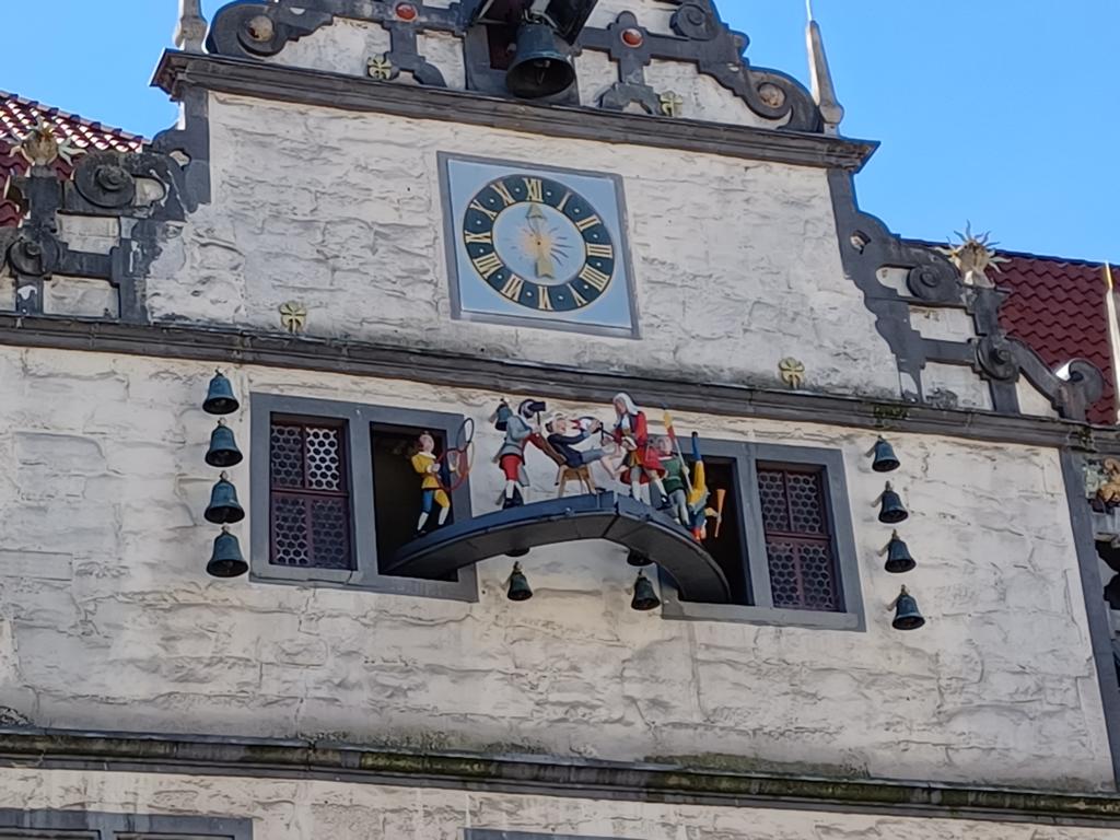 Glockenspiel über der Eingangstür mit Dr. Eisenbarth