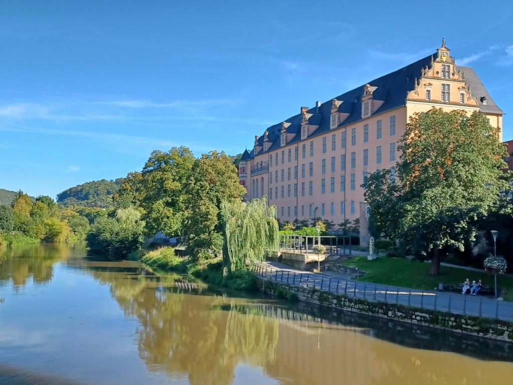 Blick von der alten Werrabrücke auf das Welfenschloss