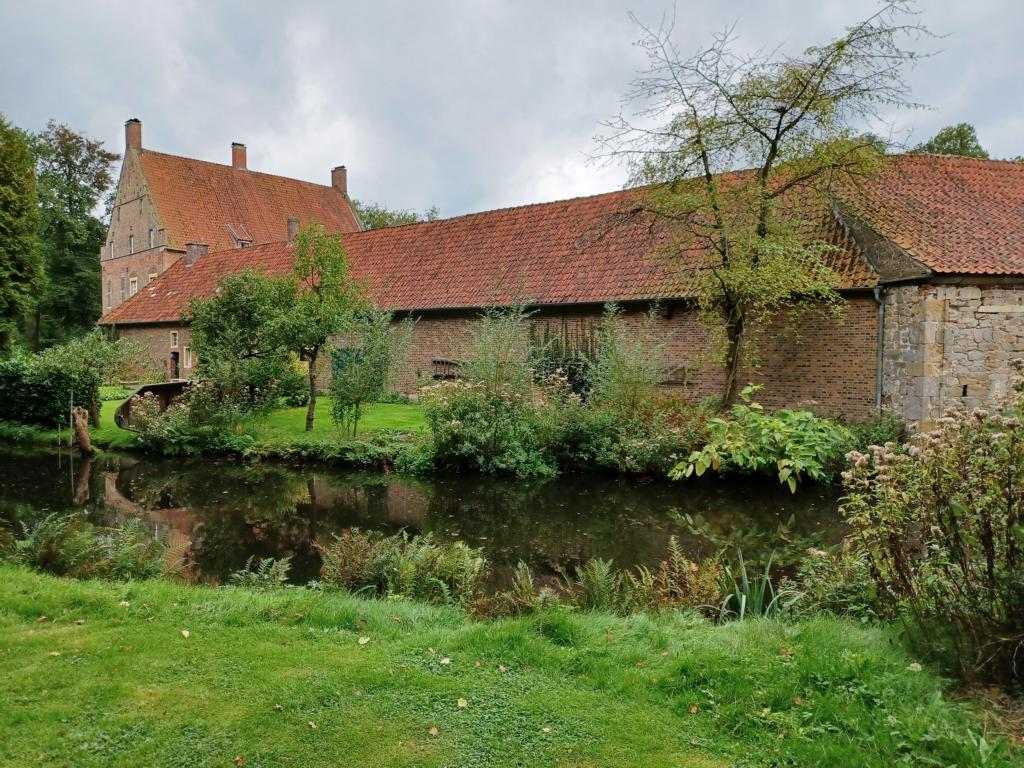 Blick über die Gräfte auf Haus Welbergen Blick über die Gräfte auf Haus Welbergen