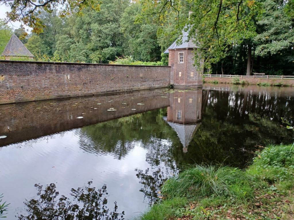 Blick über die Gräfte auf Haus Welbergen Blick über die Gräfte auf Haus Welbergen