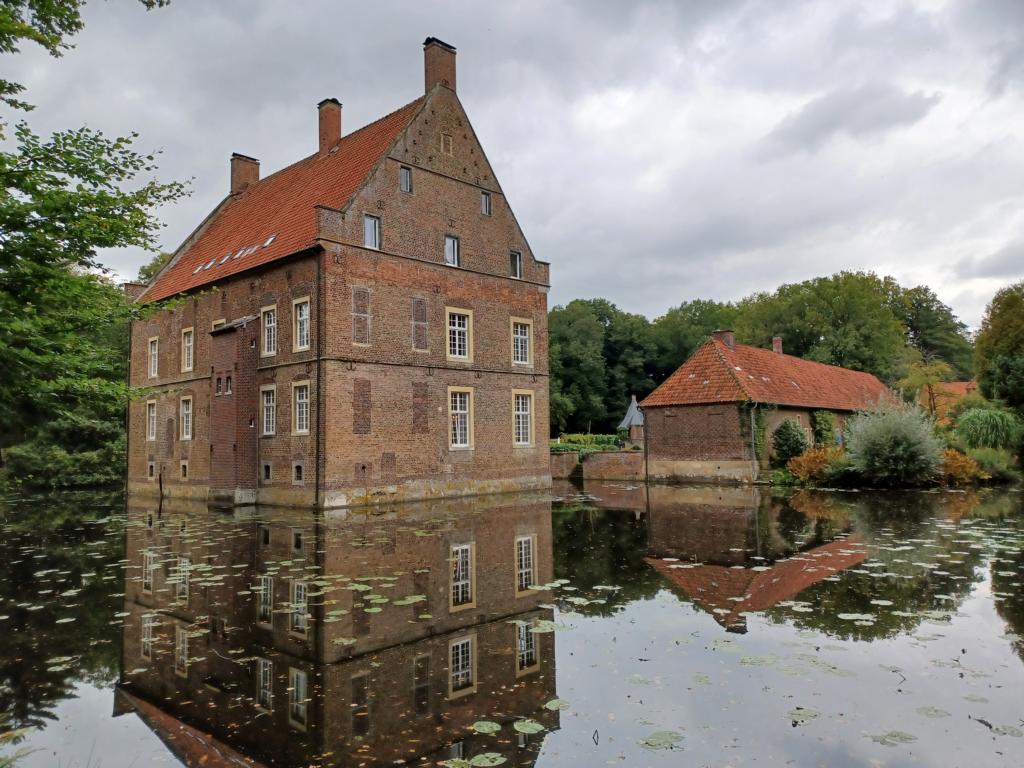 Blick über die Gräfte auf Haus Welbergen Blick über die Gräfte auf Haus Welbergen